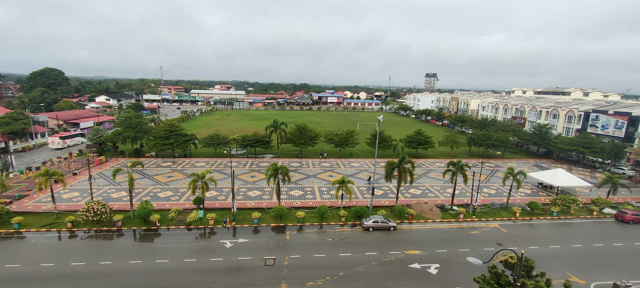 东:吉兰丹州丹那美拉县议会广场(Dataran Majlis Daerah Tanah Merah)提升后换装,色彩艳丽,休闲设备齐全。