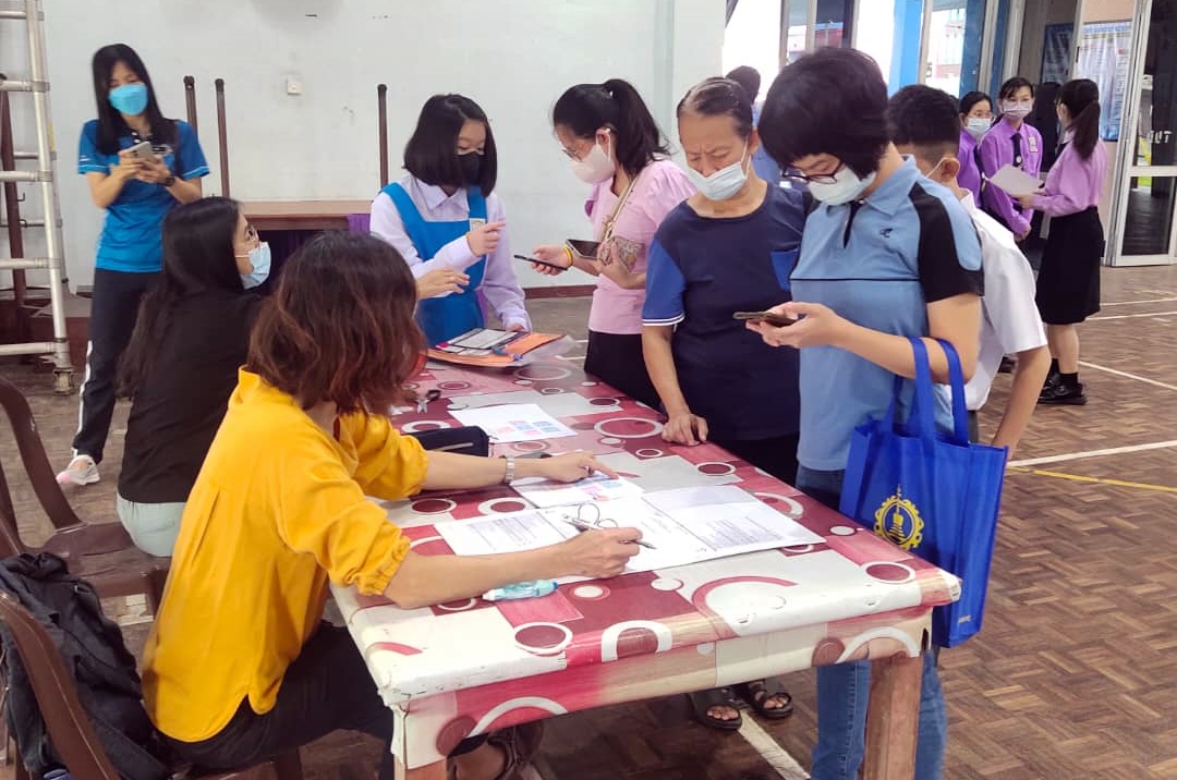 东:吉拉央中学新生报到及家长交流