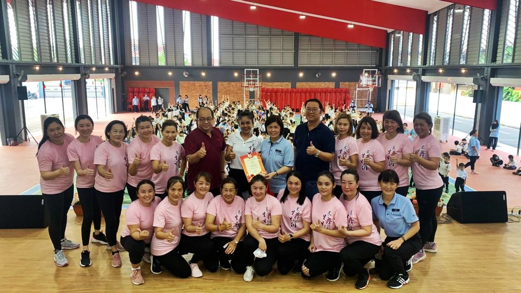 东:吉拉央华小爱心卡迎接学生 健身操让学生更有学习活力