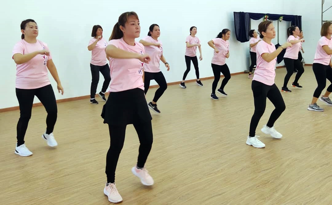 东：吉拉央华小爱心卡迎接学生 健身操让学生更有学习活力
