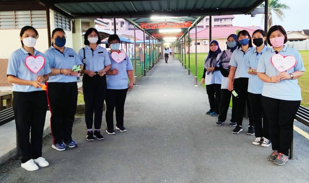 东：吉拉央华小爱心卡迎接学生 健身操让学生更有学习活力