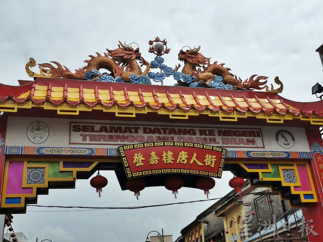 东：唐人街牌楼维修工程接近尾声，预计可在这个月完工。