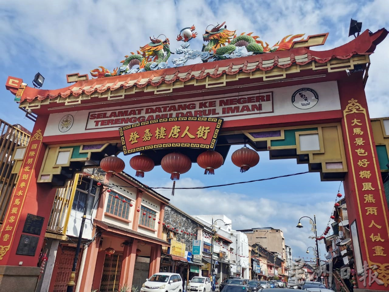 东：唐人街牌楼维修工程接近尾声，预计可在这个月完工。