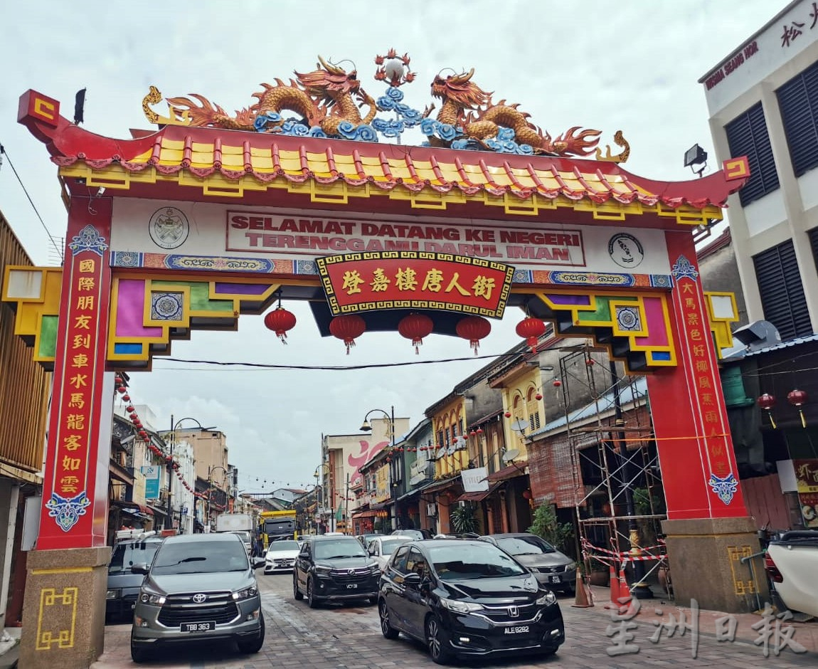 东:唐人街牌楼维修工程接近尾声,预计可在这个月完工。