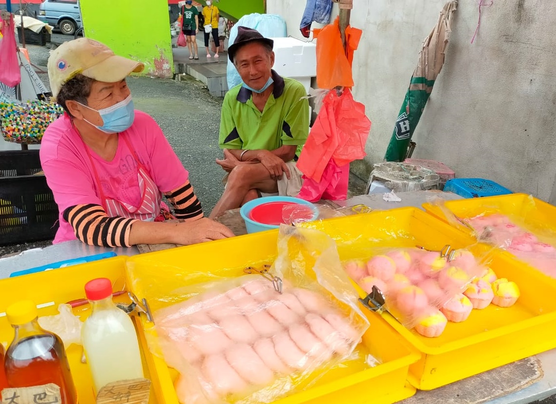 东:小贩大叹雨天生意冷清