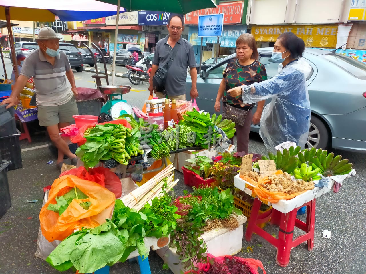 东:小贩大叹雨天生意冷清