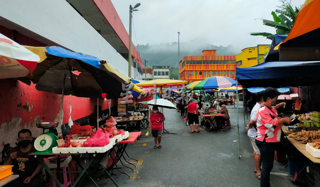 东:小贩大叹雨天生意冷清