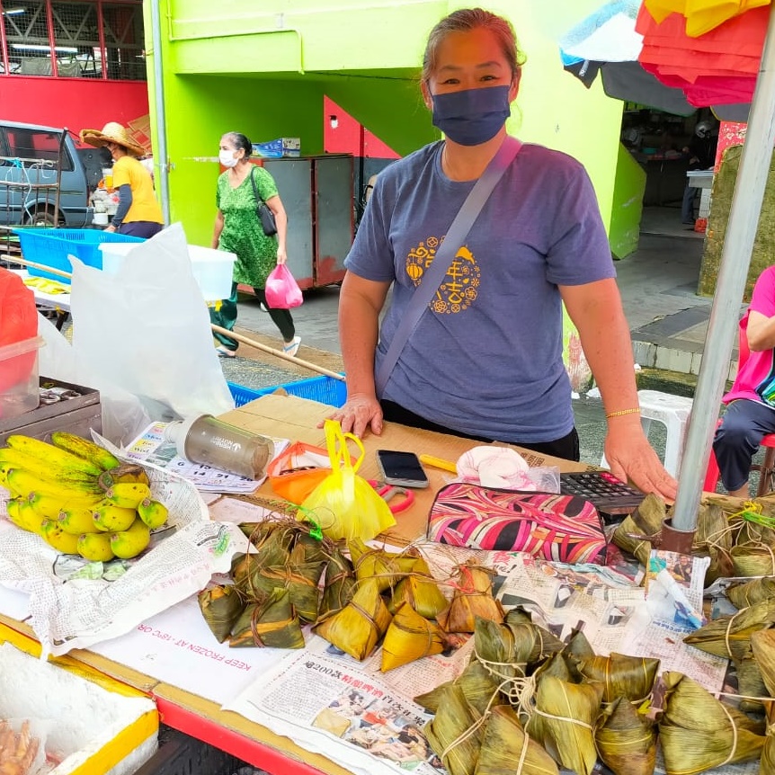 东:小贩大叹雨天生意冷清