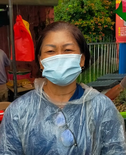 东:小贩大叹雨天生意冷清