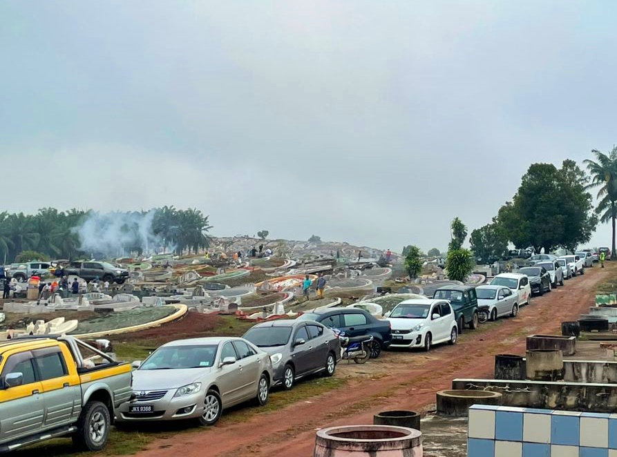 东:市民周末扫墓 直凉华夏征美化基金