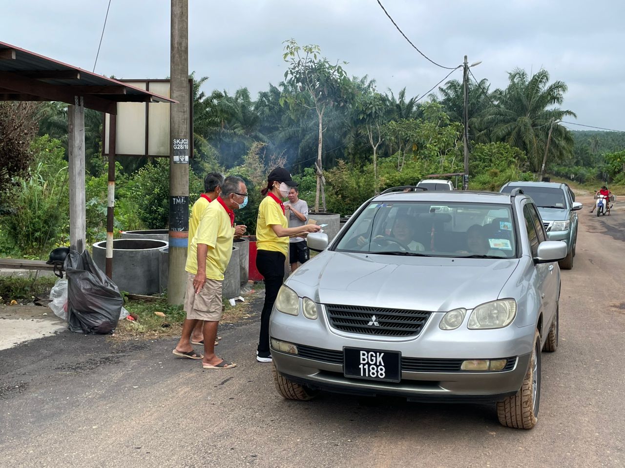 东:市民周末扫墓 直凉华夏征美化基金