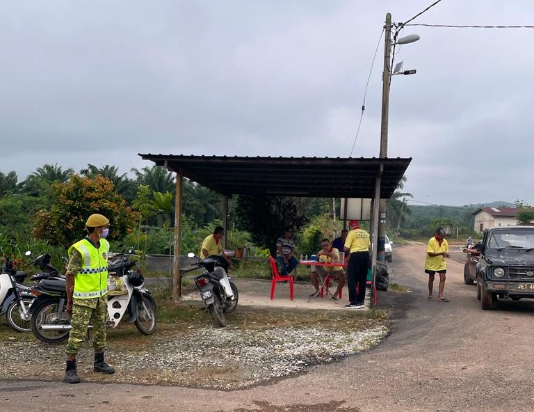 东:市民周末扫墓 直凉华夏征美化基金