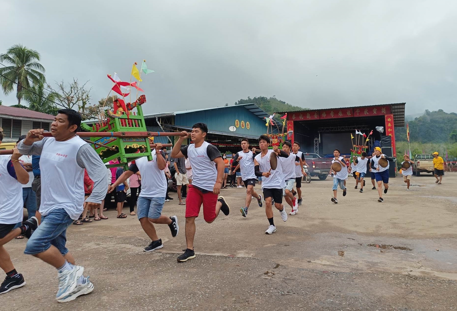 东：布赖水月宫举办“2023癸卯年恭祝观音佛母娘娘千秋宝诞”，诸神出游全村，吸引不少善信包括外州游客参与其盛，其中，诸神出游金山加腊士河“冲凉”及进入校园让善信过运，极具民俗特色。