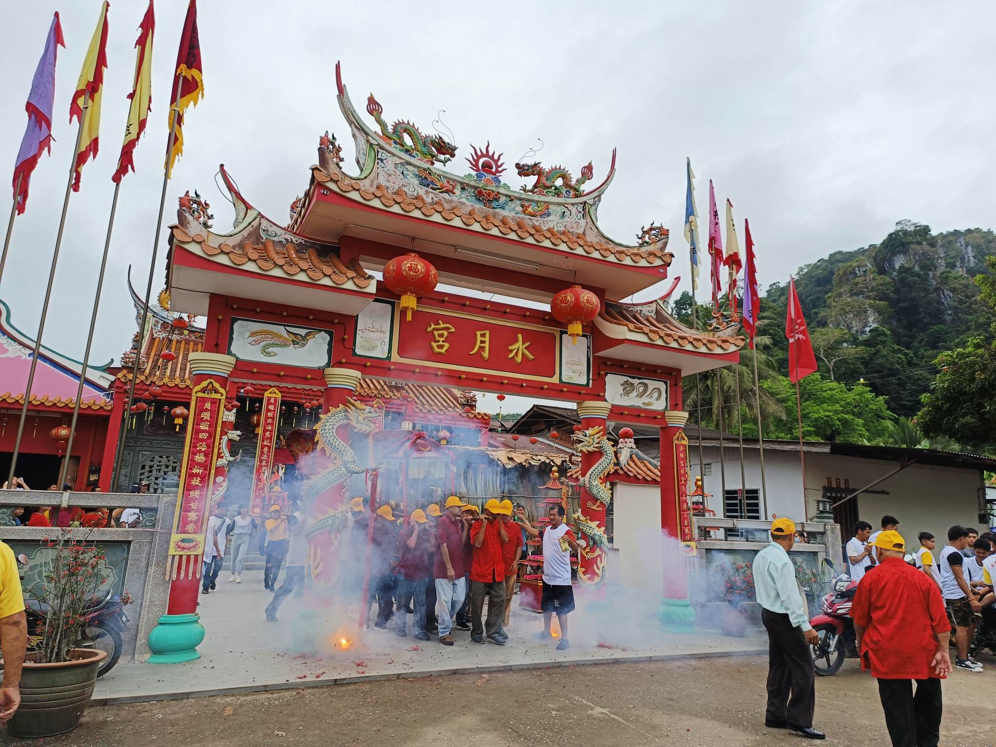 东：布赖水月宫举办“2023癸卯年恭祝观音佛母娘娘千秋宝诞”，诸神出游全村，吸引不少善信包括外州游客参与其盛，其中，诸神出游金山加腊士河“冲凉”及进入校园让善信过运，极具民俗特色。