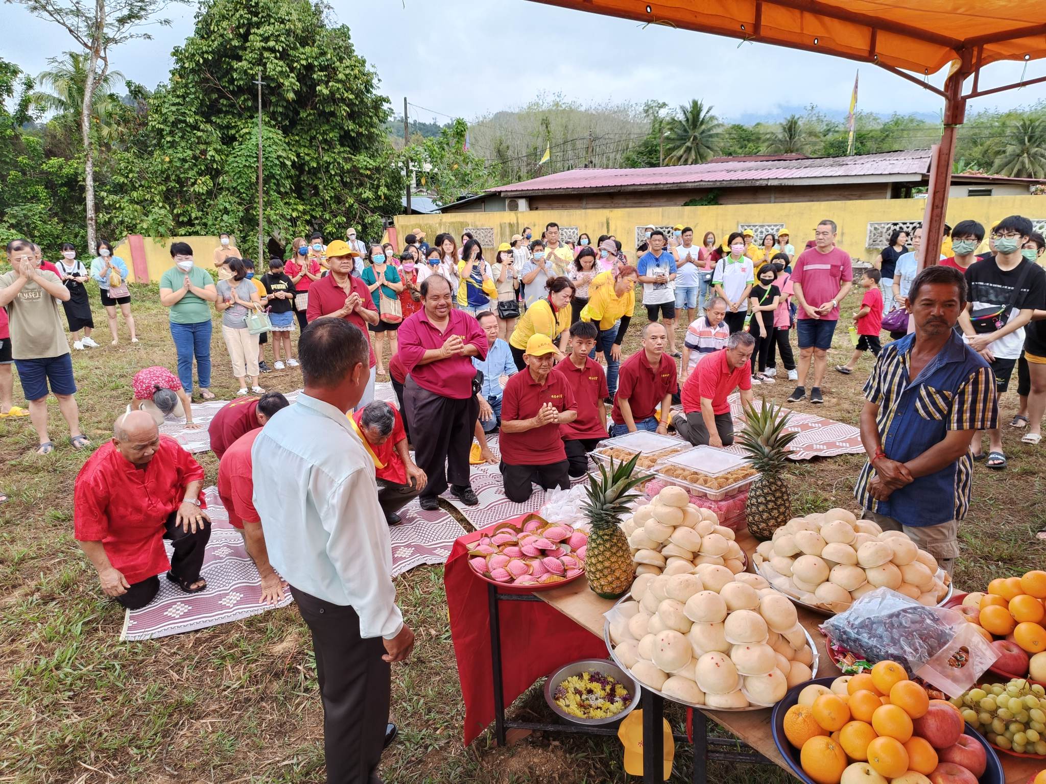 东：布赖水月宫举办“2023癸卯年恭祝观音佛母娘娘千秋宝诞”，诸神出游全村，吸引不少善信包括外州游客参与其盛，其中，诸神出游金山加腊士河“冲凉”及进入校园让善信过运，极具民俗特色。
