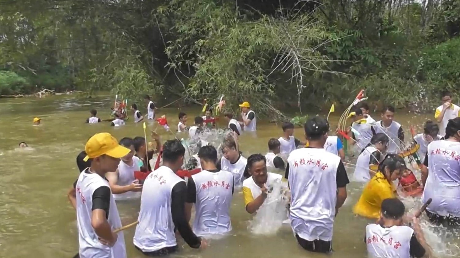 东：布赖水月宫举办“2023癸卯年恭祝观音佛母娘娘千秋宝诞”，诸神出游全村，吸引不少善信包括外州游客参与其盛，其中，诸神出游金山加腊士河“冲凉”及进入校园让善信过运，极具民俗特色。