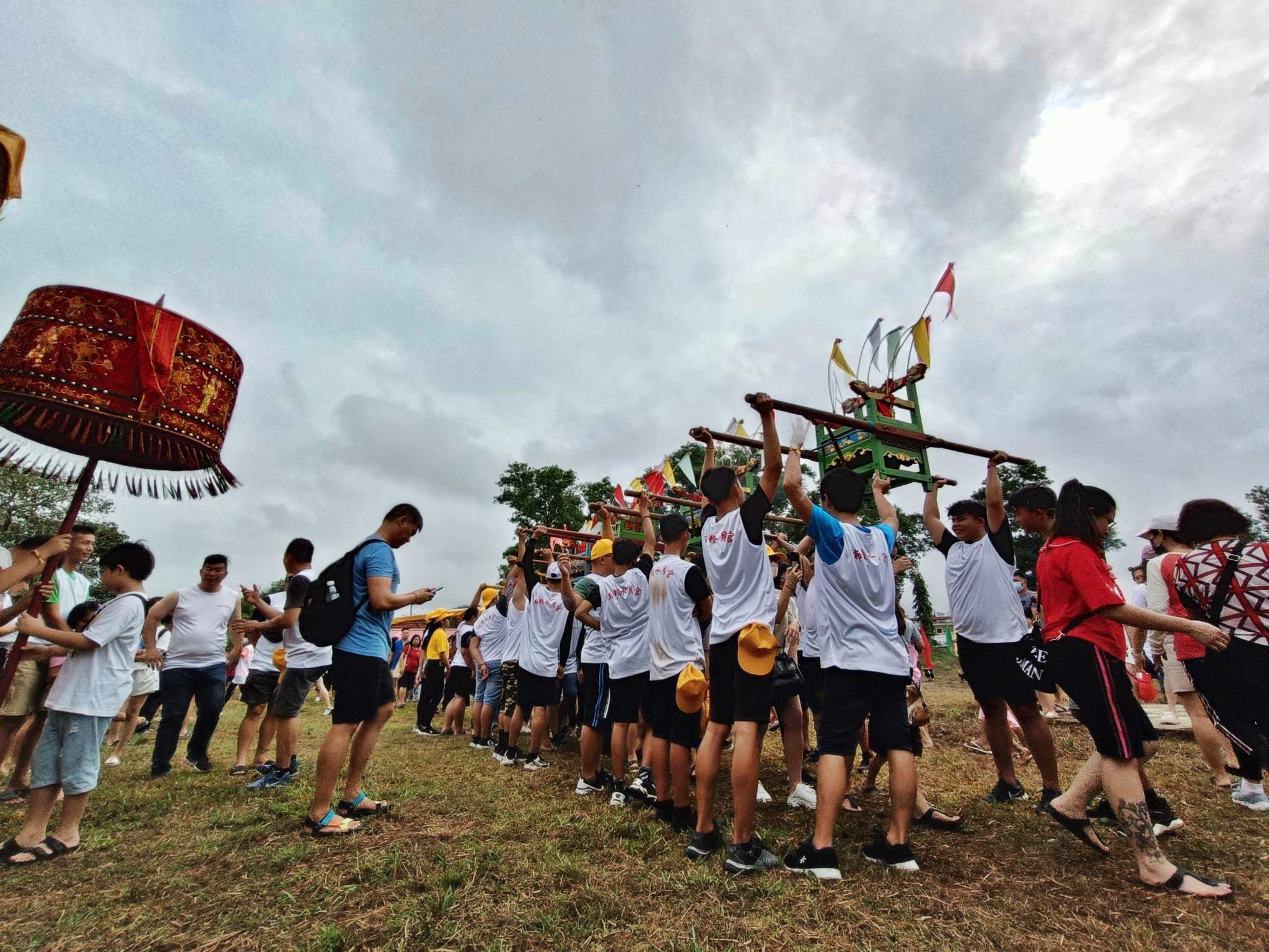 东：布赖水月宫举办“2023癸卯年恭祝观音佛母娘娘千秋宝诞”，诸神出游全村，吸引不少善信包括外州游客参与其盛，其中，诸神出游金山加腊士河“冲凉”及进入校园让善信过运，极具民俗特色。