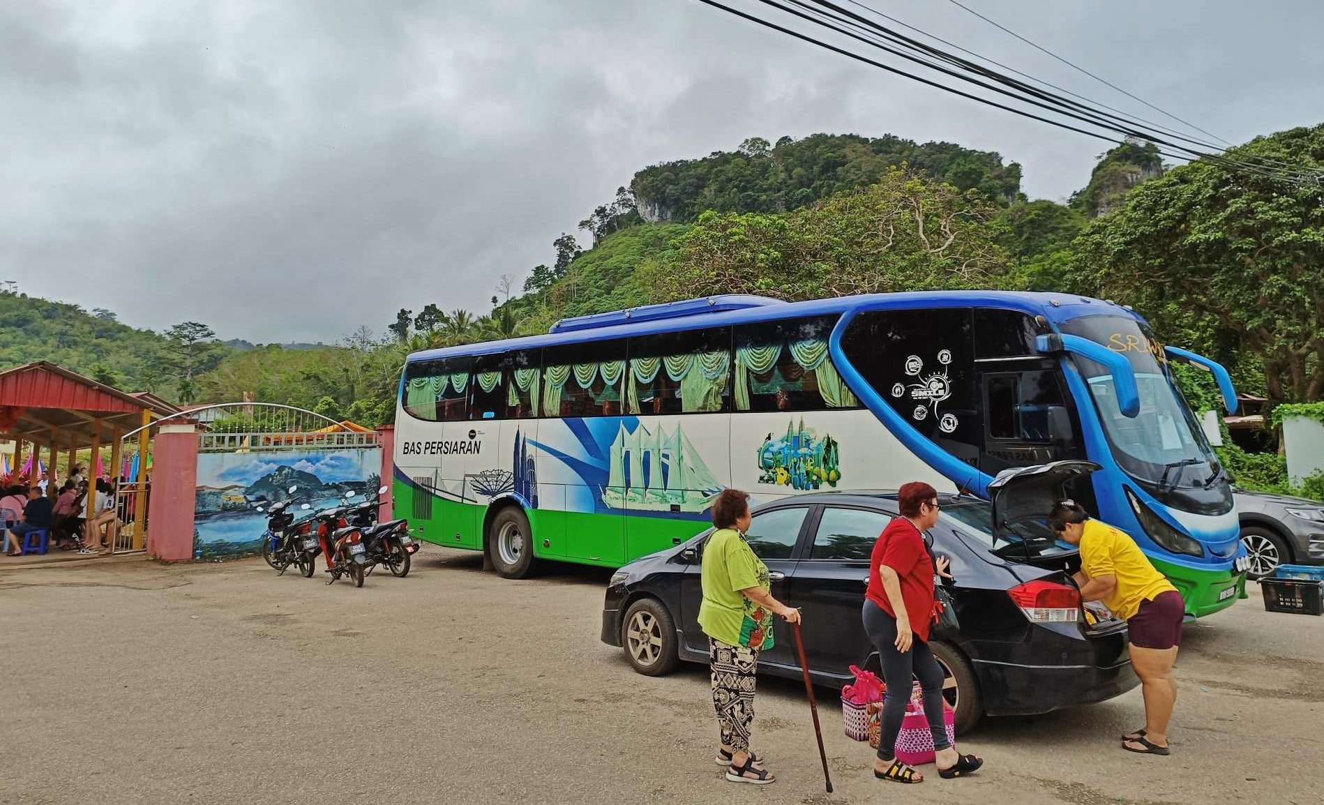 东：布赖水月宫举办“2023癸卯年恭祝观音佛母娘娘千秋宝诞”，诸神出游全村，吸引不少善信包括外州游客参与其盛，其中，诸神出游金山加腊士河“冲凉”及进入校园让善信过运，极具民俗特色。