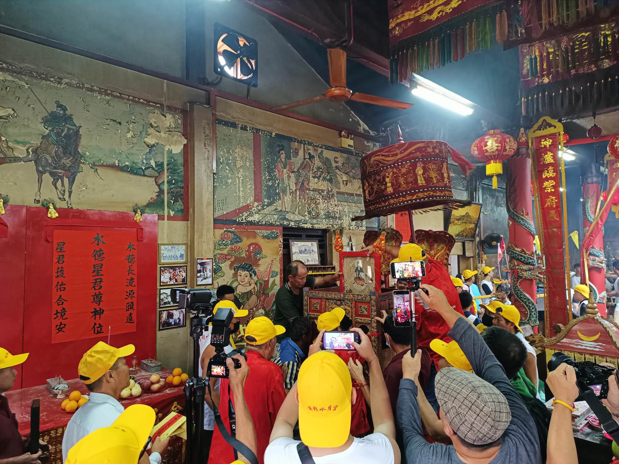 东：布赖水月宫举办“2023癸卯年恭祝观音佛母娘娘千秋宝诞”，诸神出游全村，吸引不少善信包括外州游客参与其盛，其中，诸神出游金山加腊士河“冲凉”及进入校园让善信过运，极具民俗特色。