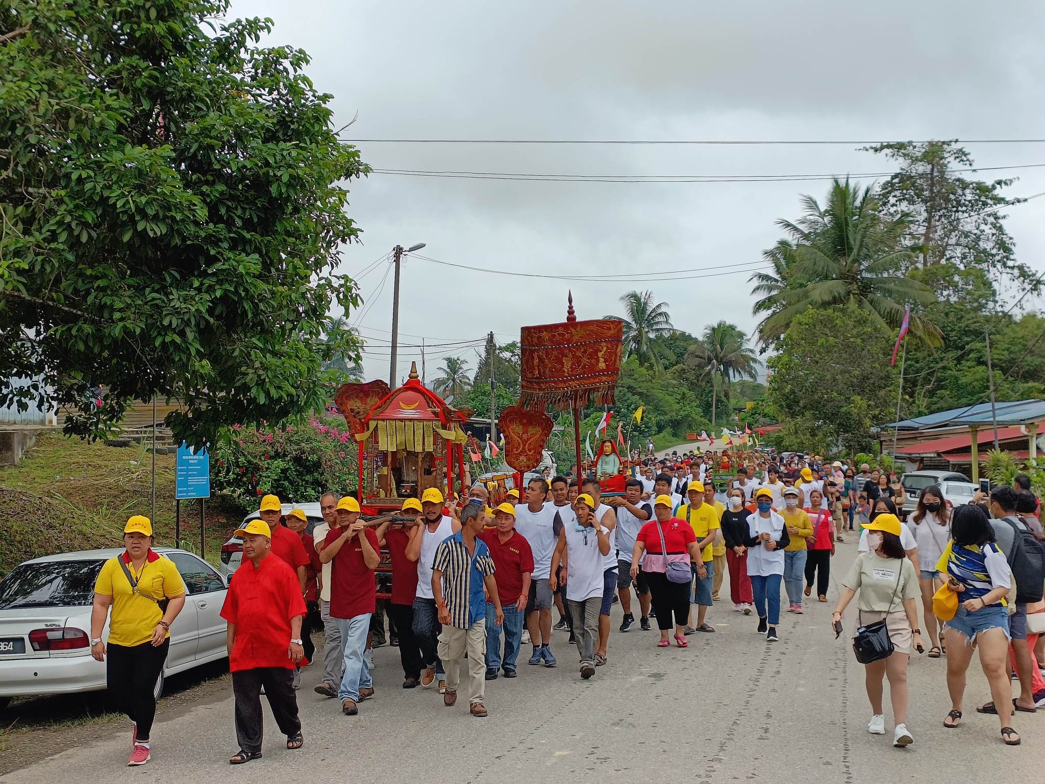 东：布赖水月宫举办“2023癸卯年恭祝观音佛母娘娘千秋宝诞”，诸神出游全村，吸引不少善信包括外州游客参与其盛，其中，诸神出游金山加腊士河“冲凉”及进入校园让善信过运，极具民俗特色。