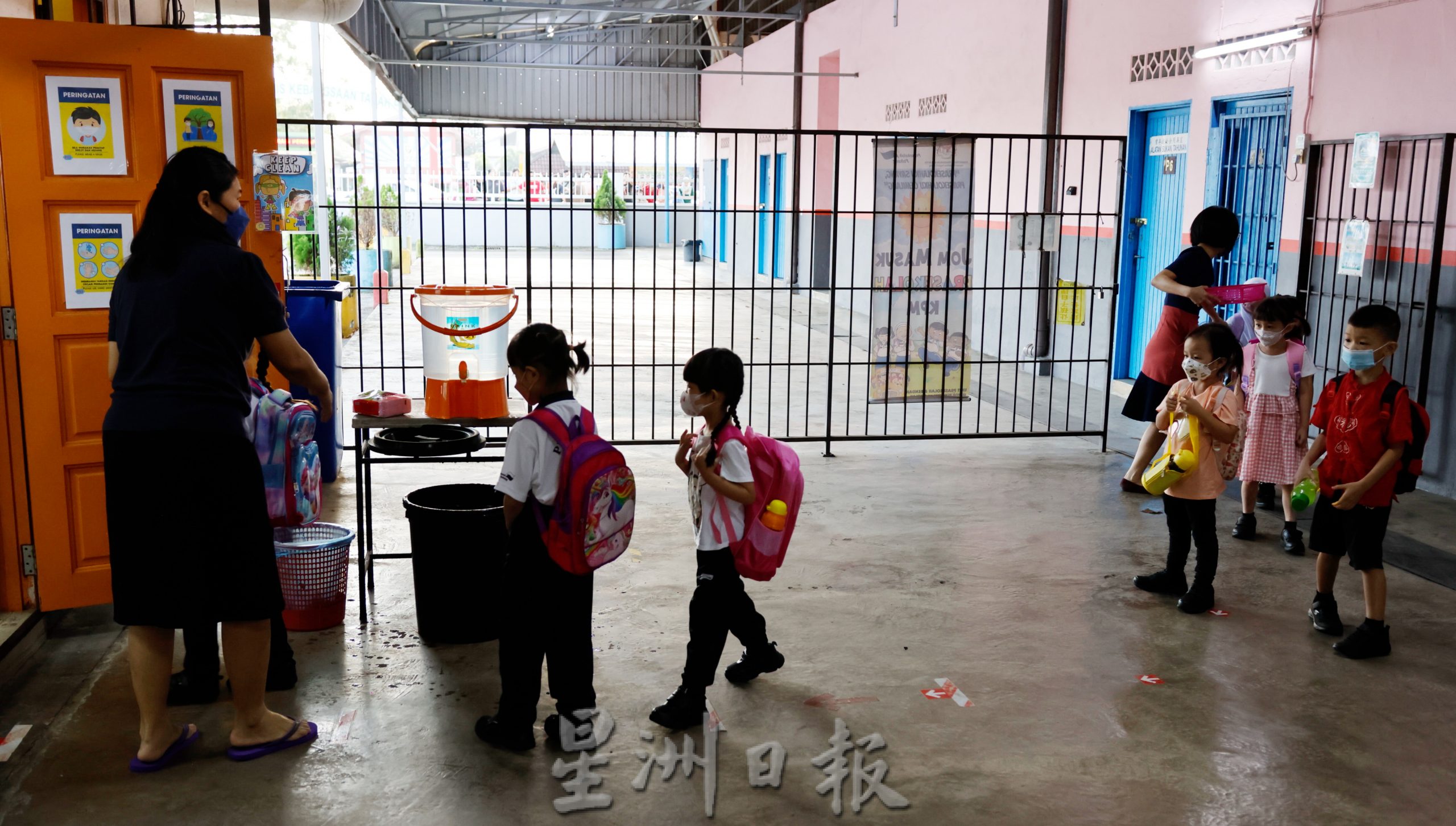 东：开学不上课，学生最快乐！