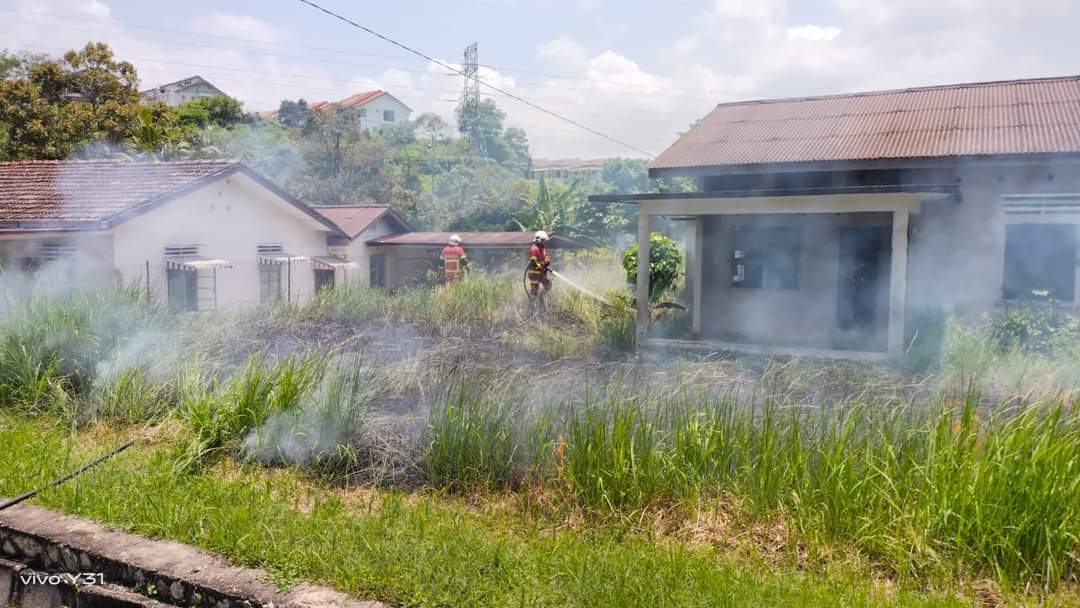 东：弃置屋子前面野草失火，烧毁了周围约1/4亩草地