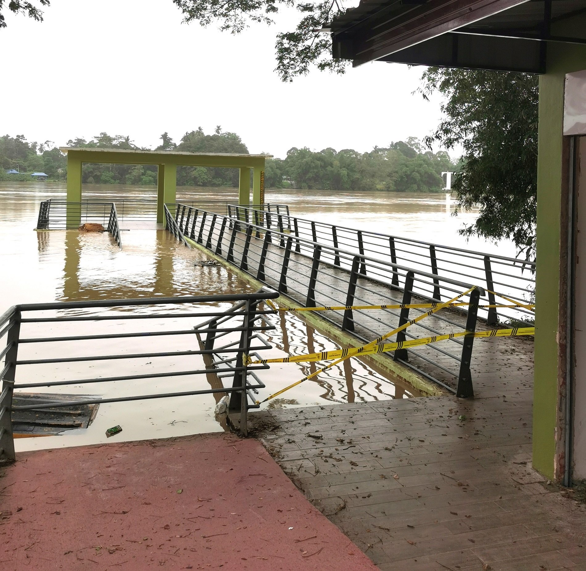 东：彭亨河上游河水因水位下降，处于下游的淡马鲁彭亨河水水位高涨。