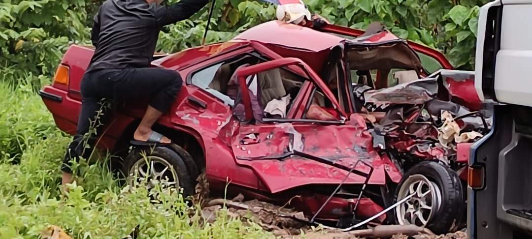 东:拖格罗里与轿车相撞