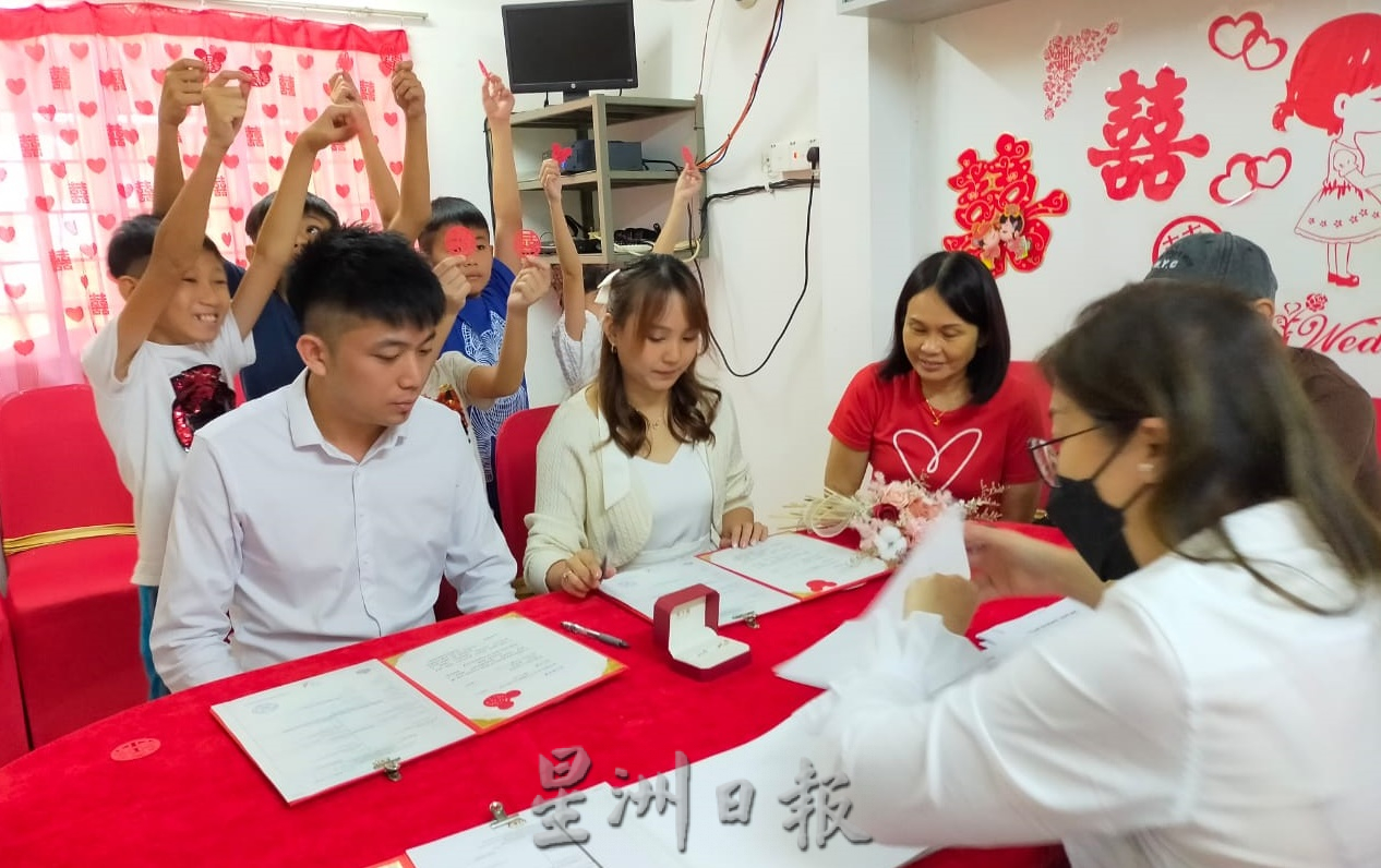 东:文冬3对新人23-3-23注册结婚