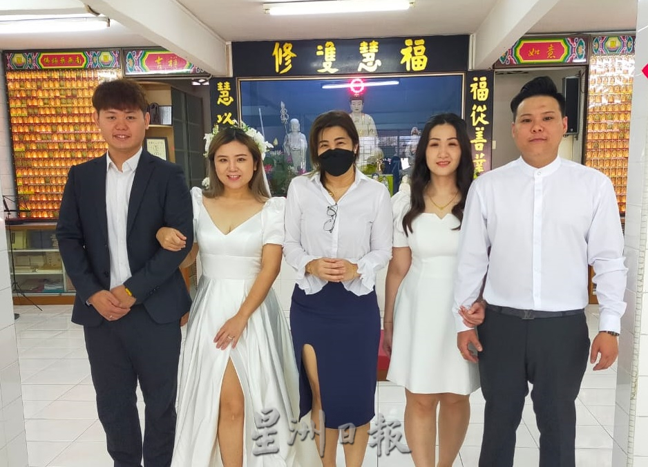 东:文冬3对新人23-3-23注册结婚