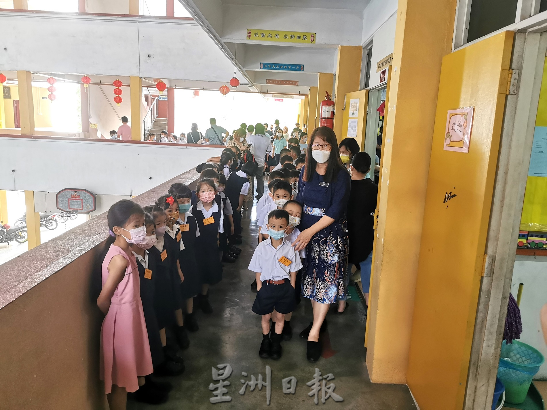 东:文德甲中华二校2023年新学年即将开课,96名一年级新生前往学校报到,以便了解学校环境。