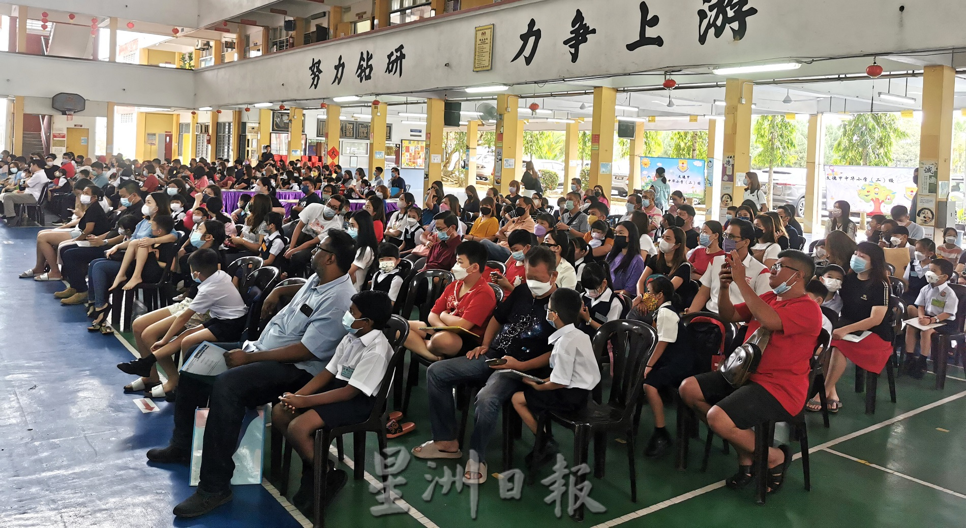 东:文德甲中华二校2023年新学年即将开课,96名一年级新生前往学校报到,以便了解学校环境。