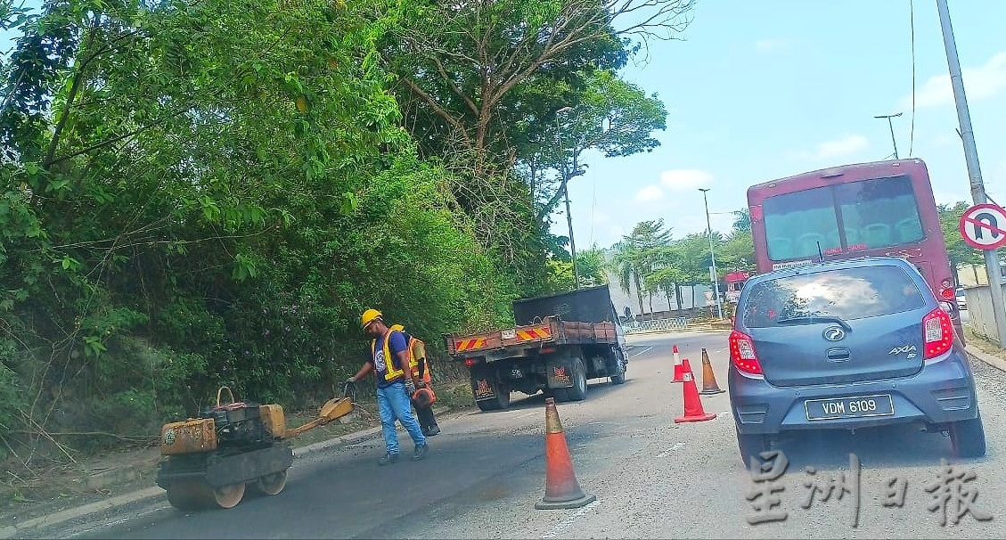 东：文德甲中华小学前往工业城道路旁洞窟，已经获得县工程局道路安全小组进行维修。
