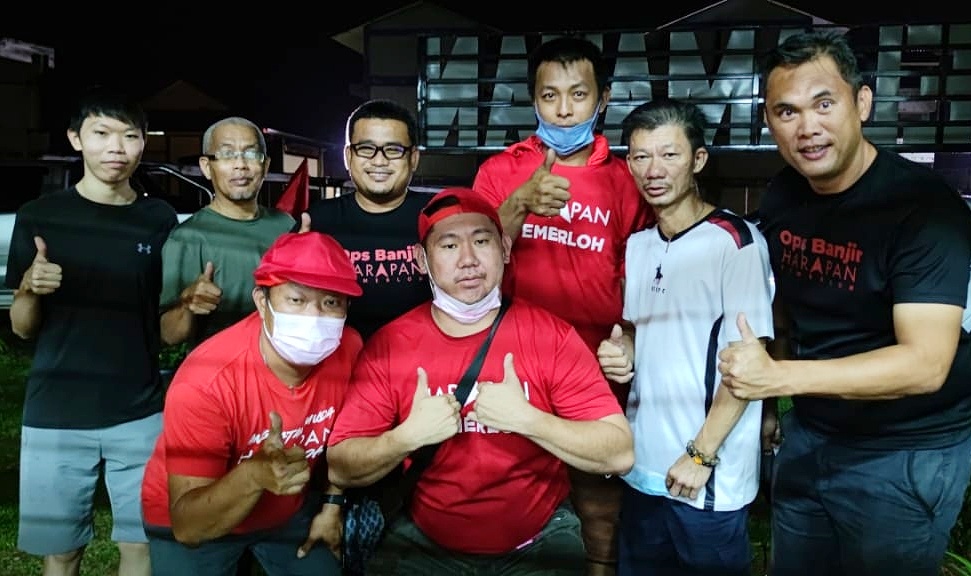 东:文德甲区州议员服务中心与志工队队员,昨晚漏夜访问巴督卡坡水灾疏散中心,慰问被疏散的水灾灾黎。