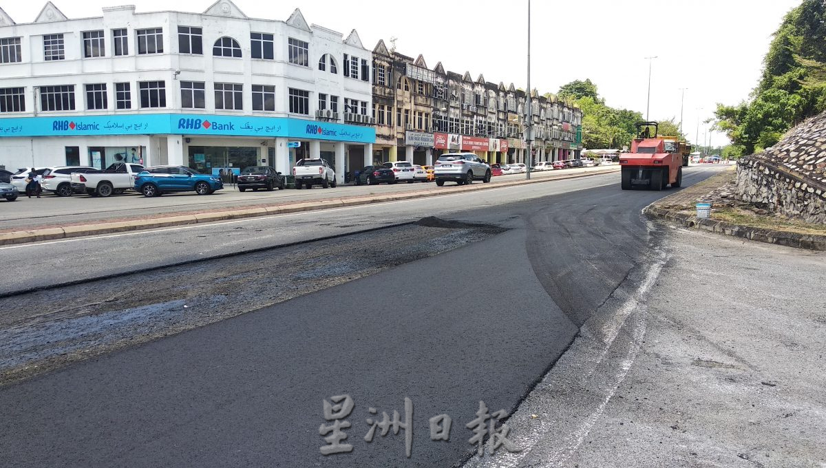 东:文德甲市区主要道路目前正投入提升工程,进行铺设全新沥青,公路使用者受促注意安全。