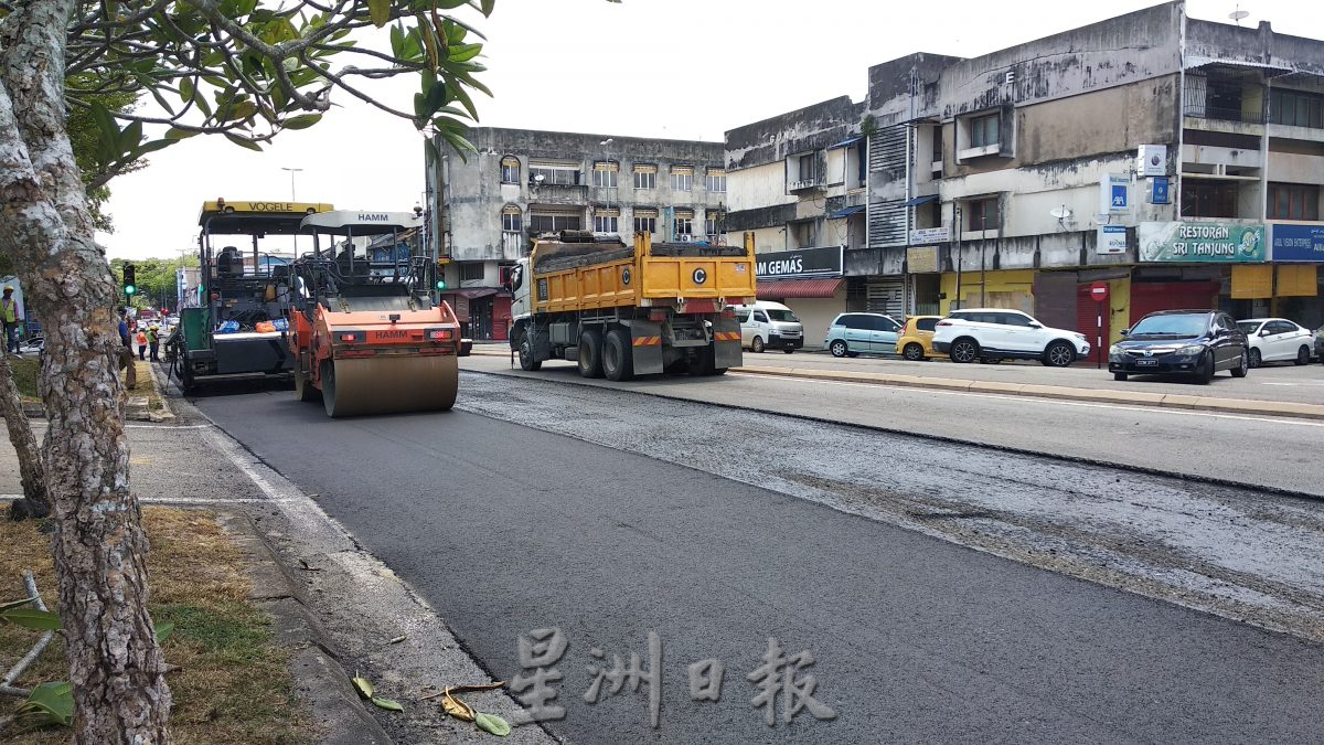 东:文德甲市区主要道路目前正投入提升工程,进行铺设全新沥青,公路使用者受促注意安全。