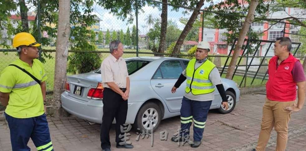 东:文德甲市区主要道路目前正投入提升工程,进行铺设全新沥青,公路使用者受促注意安全。