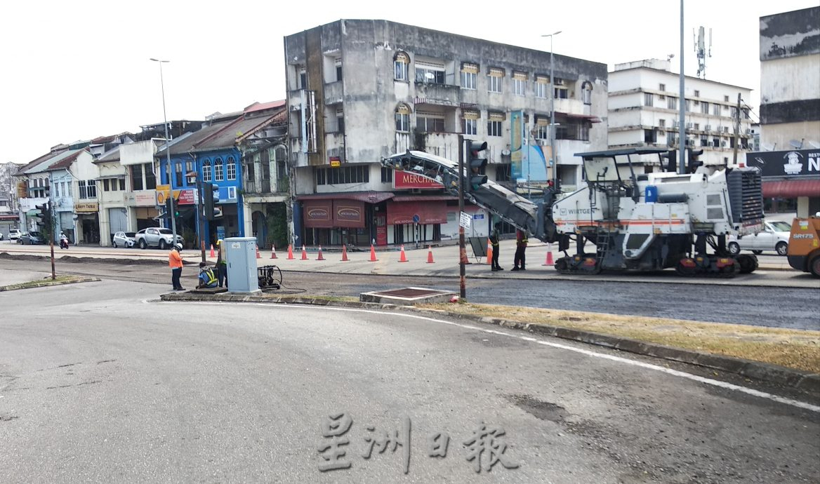 东:文德甲市区主要道路目前正投入提升工程,进行铺设全新沥青,公路使用者受促注意安全。