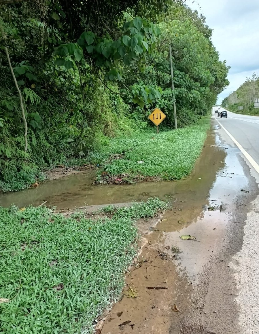 东:文德甲珍珠花园转出工业城大路逢雨必灾,马路上一片泥泞和积水。