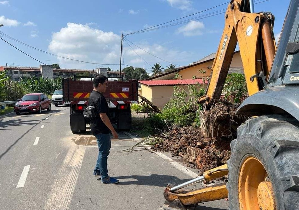 东:文德甲陈秋冬花园住区水沟墙壁日前崩塌,淡马鲁市议会承包商前往进行维修工程。
