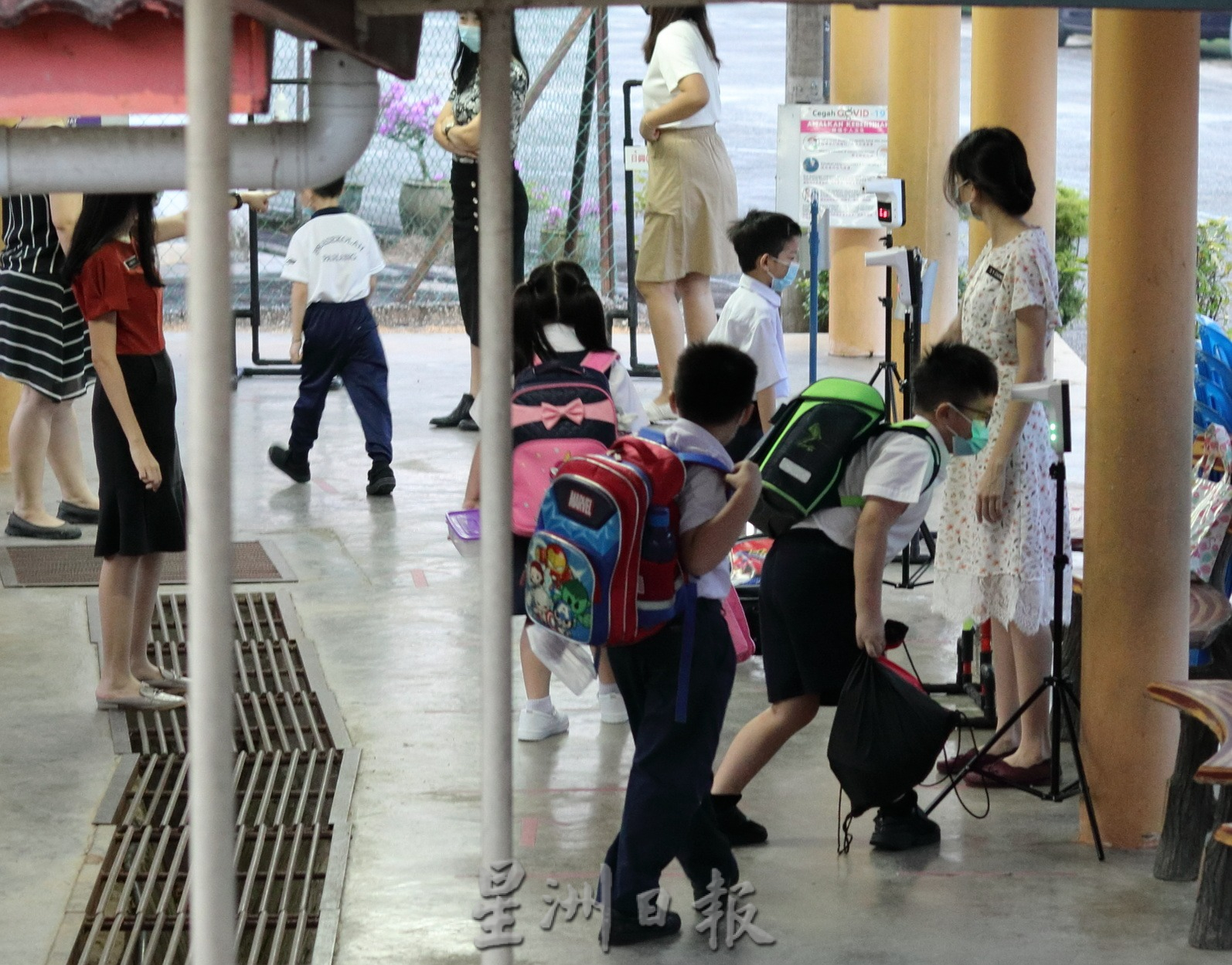 东：新学年开课一周不必上课，学校办活动加强师生与董家协互动。