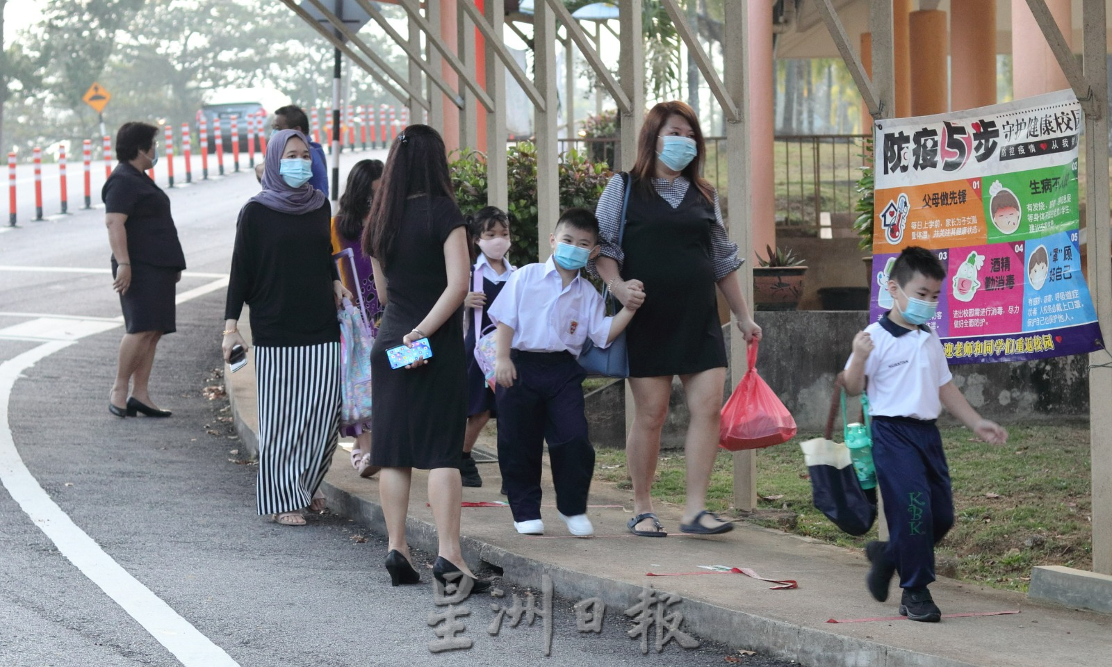 东：新学年开课一周不必上课，学校办活动加强师生与董家协互动。