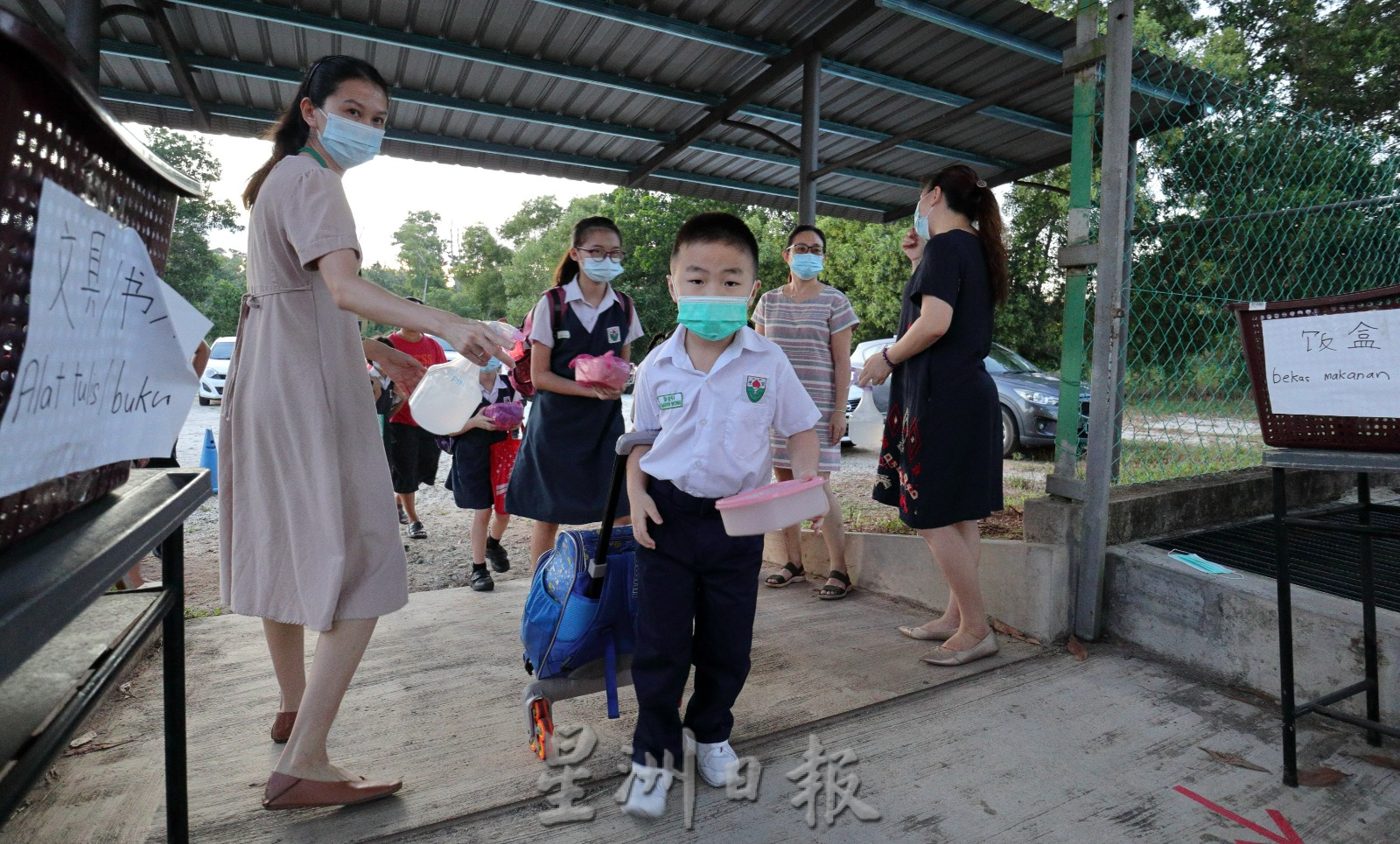 东:新学年开课一周不必上课,学校办活动加强师生与董家协互动。