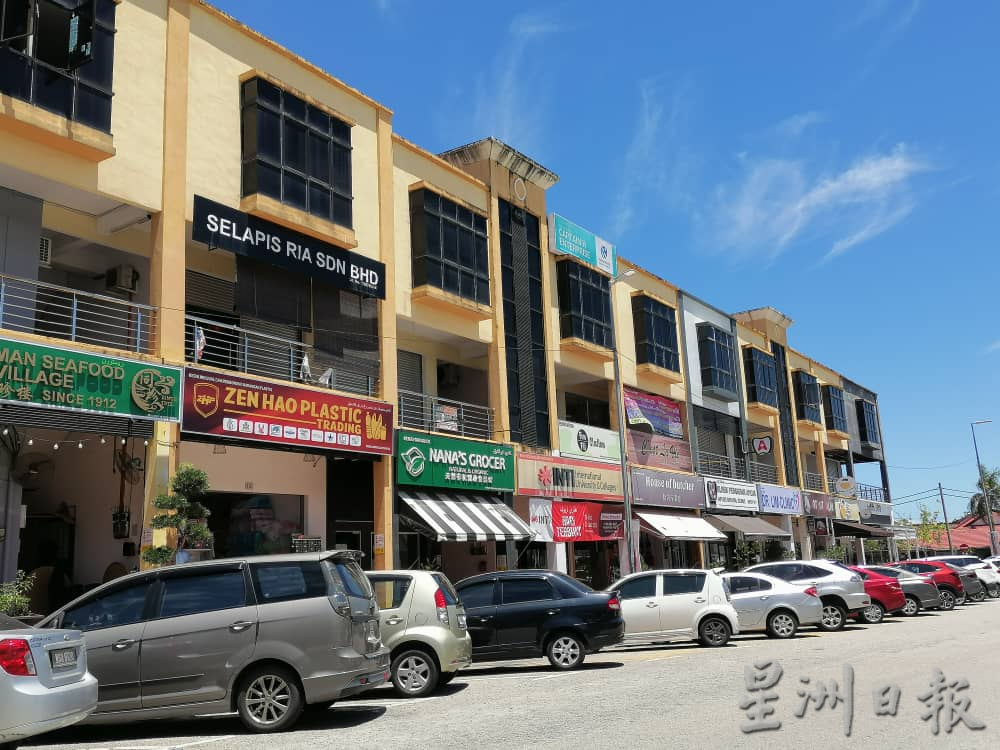东:新招牌爪夷字体需与国文店名同样或更大,沈春祥要求市政厅解释。