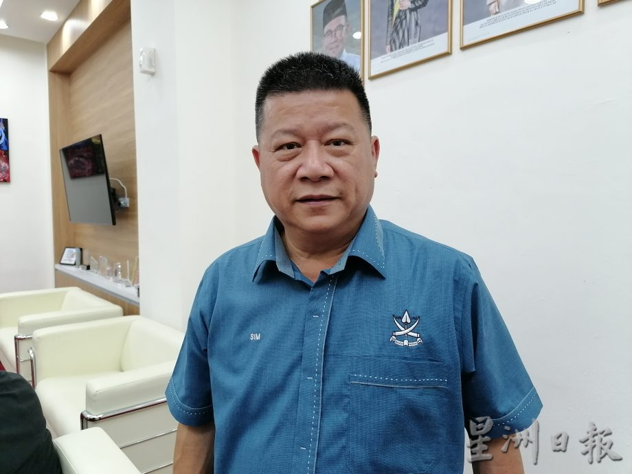 东:新招牌爪夷字体需与国文店名同样或更大,沈春祥要求市政厅解释。
