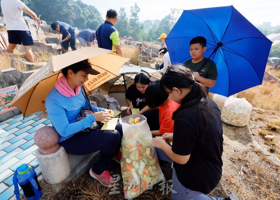 东:时代变迁、年轻人少参与,义山扫墓人潮逐年减少。