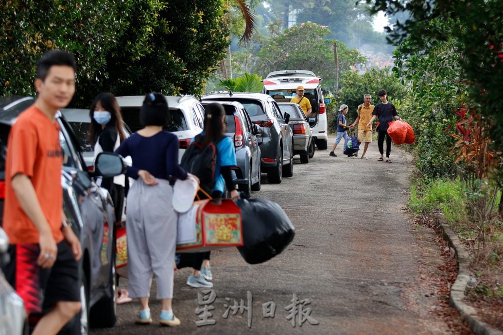 东：时代变迁、年轻人少参与，义山扫墓人潮逐年减少。