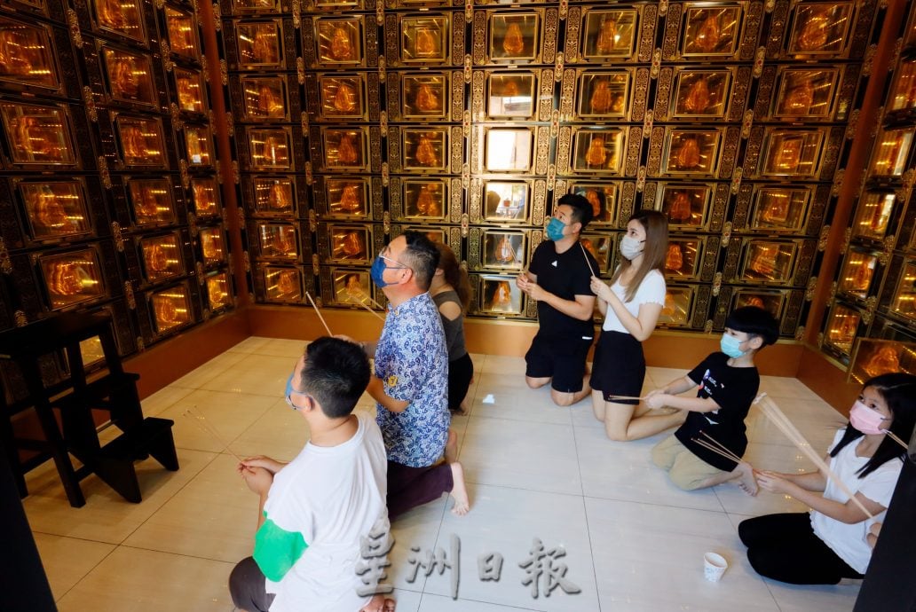 东:时代变迁、年轻人少参与,义山扫墓人潮逐年减少。