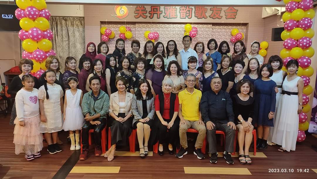 东:歌唱导师以歌会友,办欢庆17周年歌唱友谊交流赛,参赛者为现在的学生,评审则是已经闯出名堂的历年学生,呈献另类的传承画面。