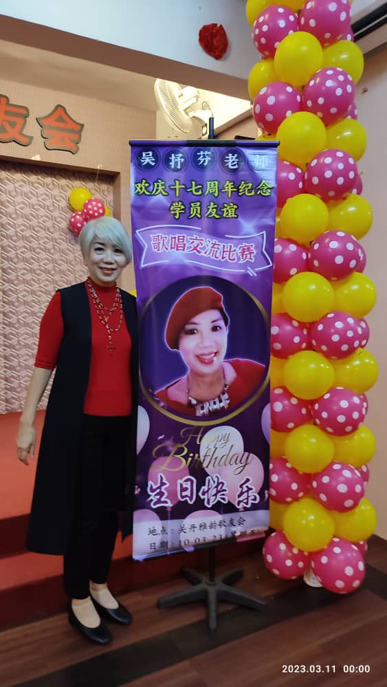 东:歌唱导师以歌会友,办欢庆17周年歌唱友谊交流赛,参赛者为现在的学生,评审则是已经闯出名堂的历年学生,呈献另类的传承画面。
